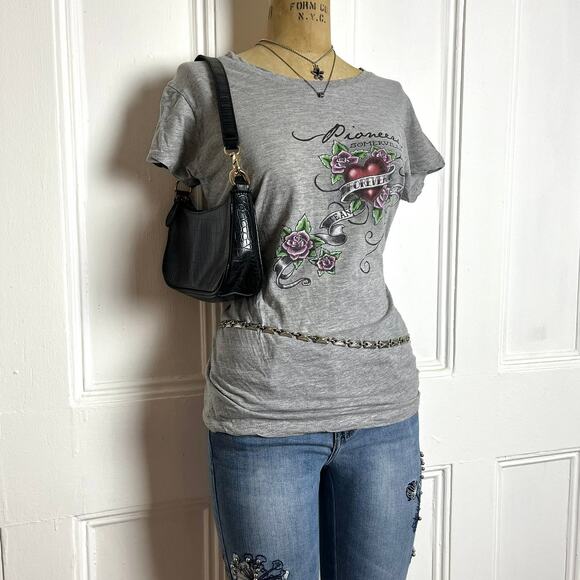 Grey grunge short sleeve top with poineers Somerville text, heart and rose print - Picture 4 of 7